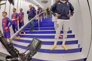 這得是多少男生夢(mèng)寐以求的出場(chǎng)方式啊 ??