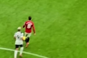 看了尷尬！里沙利松進(jìn)球后撞B費(fèi)+脫衣哭泣慶祝??