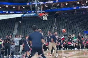 射手和射手有不同！庫里和布克這投籃手型，你更喜歡哪個