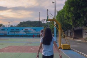 籃球網(wǎng)紅王露秀手感配文：艾特你朋友來完成這個(gè)一線天投籃！