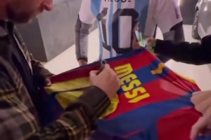 這都讓你們守到了??！梅西參觀諾坎普給球迷簽名