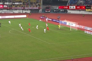 汪士欽邊路狂突送傳中，可惜隊友沒停好球??