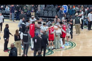 身穿23號(hào)詹姆斯球衣小姐姐惡搞 左邊白衣男子似乎看懂了??