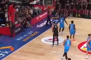 現(xiàn)在都胖成啥樣了！濃眉剛到湖人的時(shí)候，這個(gè)體型多完美啊！