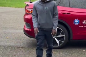 金錢和名望對(duì)他毫無影響！一身樸素的坎特抵達(dá)國(guó)家隊(duì)報(bào)道