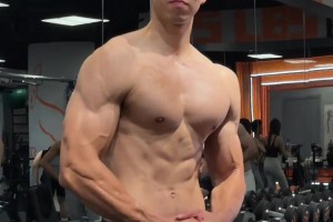 好家伙，曹巖這身肌肉練得有點炸裂啊??