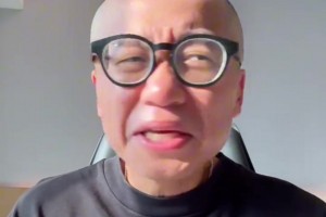 太危險(xiǎn)了！一位身穿24號(hào)的科比球迷在主干道運(yùn)球被撞翻