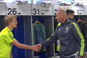 當(dāng)齊祖成為主帥首次進(jìn)入皇馬更衣室，球員們都是滿臉敬畏