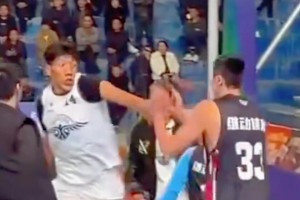 中國(guó)好隊(duì)友！隊(duì)友被肘擊 有事他真上！揮拳就要干架！