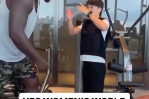 中國(guó)力量！張偉麗輕松抱起300多斤的奧尼爾！核心力量太強(qiáng)了！