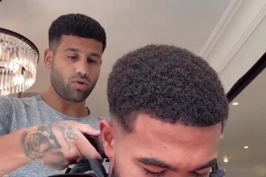 再拍就真的繃不住了！看理發(fā)師操控“乖巧”的詹姆斯！