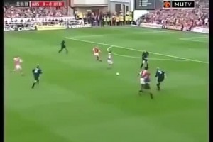 基恩和維埃拉短暫沖突，斯塔姆介入，頂牛+鎖喉回應(yīng)