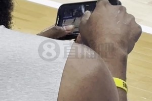 想贏球??！哈登和助理教練一起看手機里的比賽視頻