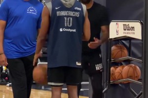 歐文即使受傷也在默默地為球隊復(fù)出，訓(xùn)練期間指導(dǎo)隊員！！