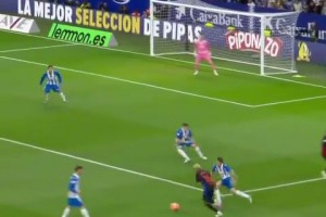 再下一城！玻利維亞后衛(wèi)解圍不及，曹圭成捅射破門