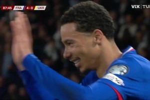 ?；倏送粕淦崎T！攻入國家隊處子球！姆總禁區(qū)內(nèi)橫傳送助攻！