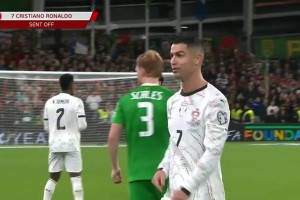 C羅肘擊染紅！C羅報復性肘擊對手！主裁查看VAR后直紅罰下！