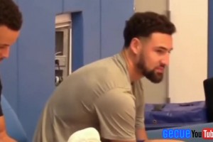 要不考慮一下？美媒扒出：庫(kù)里曾拿起克萊的KT5戰(zhàn)靴仔細(xì)端詳~