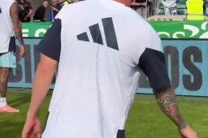 秀外慧中！姆貝莫這一手鋼琴彈得確實(shí)不錯(cuò)，這就是曼聯(lián)鋼琴家！