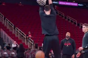 沖突過后訓(xùn)練依舊！火箭隊內(nèi)訓(xùn)練，謝潑德玩暴扣，伊森練拋投！