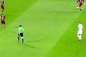 控到進球讓對手無可奈何！名場面：國家德比巴薩傳進球門！