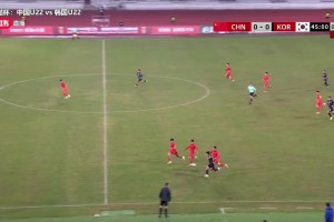 拜合拉木停球失誤后一腳掃倒韓國球員??