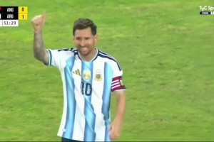 沒能壓?。〉卤Ａ_送精準(zhǔn)傳中球，梅西后點(diǎn)不停球凌空射門打飛了！