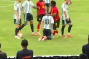 梅西遭對手粗野犯規(guī)！羅梅羅沖過來準(zhǔn)備干架保護(hù)梅西??