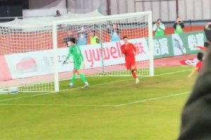 現(xiàn)場球迷實拍拜合拉木腳后跟破門：黑子們在哪里？