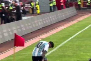 臥槽！主罰角球險些閃了梅西的老腰??