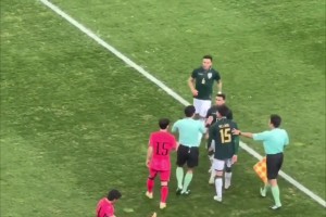 馬寧控場！李剛仁受傷倒地被對手強行拉拽，馬寧果斷出牌制止