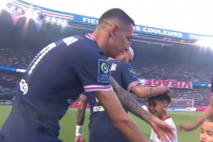 帥是一種感覺(jué)！內(nèi)馬爾的經(jīng)典慶祝動(dòng)作！