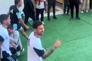 領(lǐng)袖氣質(zhì)??！梅西率領(lǐng)阿根廷國家隊出場