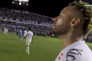 哭了！率桑托斯暫時逃離降級區(qū)，賽后踢滿全場的內(nèi)馬爾落淚