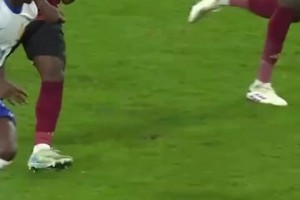 兩個(gè)技術(shù)流的交鋒！登貝萊穿襠過掉多庫(kù)，多庫(kù)甚至笑了！