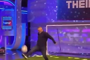 不容易??！魯尼挺著大肚子，在節(jié)目中復(fù)刻自己經(jīng)典倒鉤