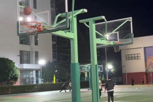 這妹子的背打，誰(shuí)想上去教她兩招的？