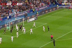 VAR確認(rèn)進(jìn)球有效！B費(fèi)任意球被撲，維加補(bǔ)射助葡萄牙1-0領(lǐng)先