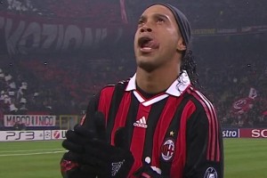 滿滿都是回憶！小羅在米蘭時期面對曼聯(lián)的瞬間