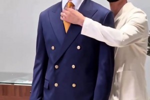 留胡子前拍的！胡桑諾夫好像那個新疆賣羊肉串的成功人士！