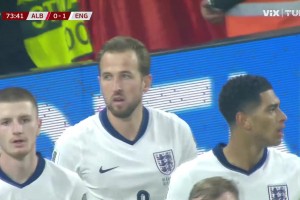 還得是你！凱恩中路搶點(diǎn)破僵，阿爾巴尼亞球員頭球?yàn)觚堉? >
                                        </div>
                                    </div>
                                                                        <div   id=