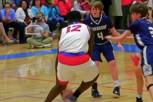 這觀感實(shí)在太夸張！胖虎當(dāng)年和同齡孩子的比賽，真是降維打擊！