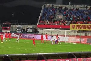 球迷現(xiàn)場目睹汪士欽對陣越南離譜失誤：WC這什么啊？