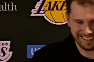 “四旬老漢前來報(bào)道～詹姆斯恢復(fù)訓(xùn)練向主帥雷迪克報(bào)道...