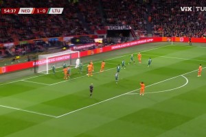 荷蘭2-0領(lǐng)先！德里赫特頭球擺渡造點，加克波主罰打進