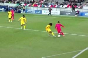 黃喜燦禁區(qū)閃展騰挪過人造點，可惜親自主罰點球被撲