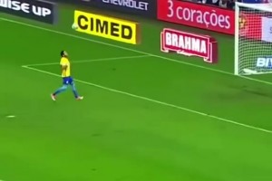 太逗了！全是名場(chǎng)面！球迷沖場(chǎng)的“有趣”時(shí)刻！嫻熟的捂臉倒地！