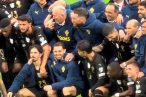 開心??！葡萄牙賽后合影慶祝晉級(jí)世界杯