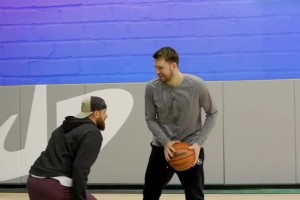 東契奇和業(yè)余球手單挑會(huì)是怎樣的畫(huà)面？那真跟打小孩一樣??