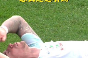 球場“霸凌”真可怕??！5秒鐘內(nèi)遭遇同一對手3連擊